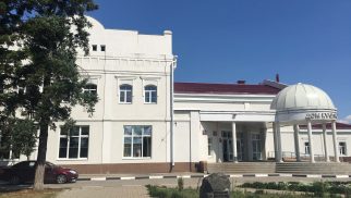 Казарма заводских рабочих и электротеатр, библиотека, театральная сцена, конец XIX в.