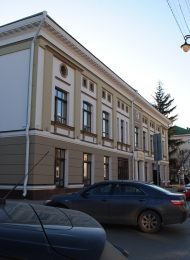 Здание, где в марте 1917 года был избран Белгородский Совет рабочих, солдатских и крестьянских депутатов. Здесь в марте 1920 года состоялся митинг трудящихся города, на котором с большой речью выступил Председатель ВЦИК М.И.Калинин