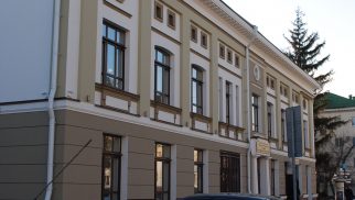 Здание, где в марте 1917 года был избран Белгородский Совет рабочих, солдатских и крестьянских депутатов. Здесь в марте 1920 года состоялся митинг трудящихся города, на котором с большой речью выступил Председатель ВЦИК М.И.Калинин