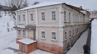 Здание бывшего реального училища, где в 1907-1913 годах учился писатель Д.И. Крутиков, а в советское время преподавал в педагогическом техникуме известный художник А.М. Зубов